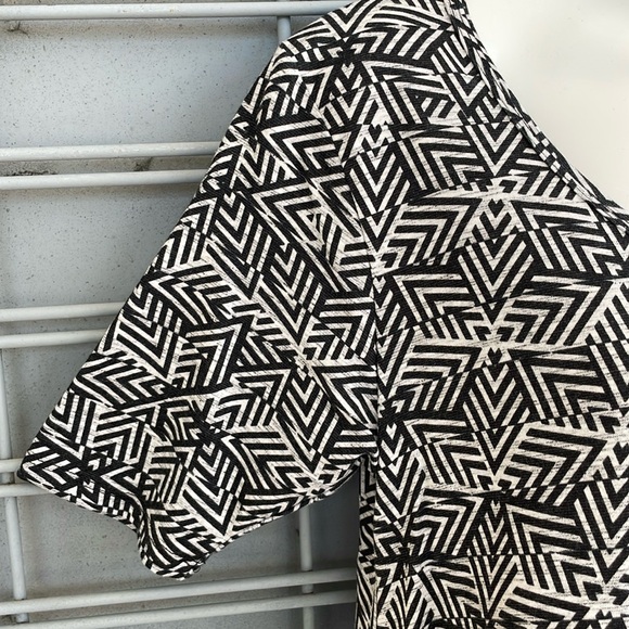 LulaRoe Geometric Printed Perfect T High Low Top-#0350 - Picture 4 of 12